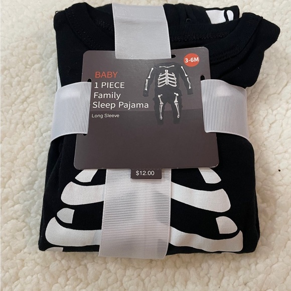 🆕 Target Infant ☠️Skeleton Halloween Sleep N Play, 1 Piece Sleep PJs - Picture 2 of 3